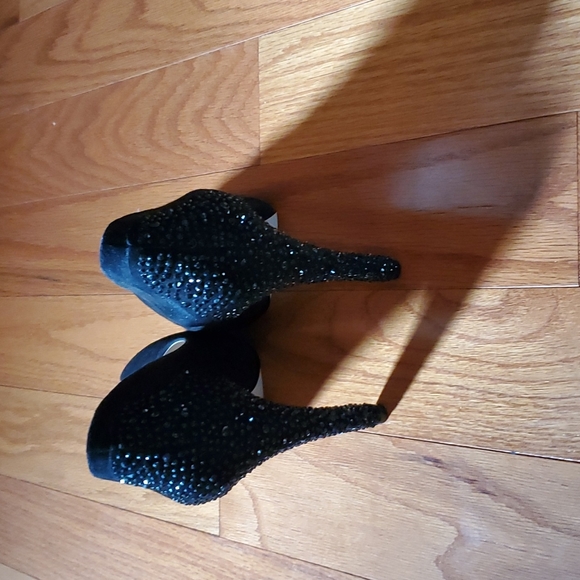 Stunning Nine West dress shoes. Holiday or formal favorite. In black suede. - Picture 3 of 5